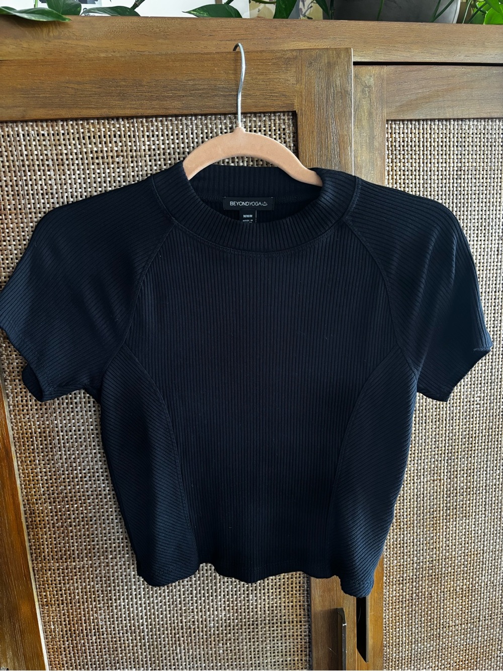 Beyond Yoga Ribbed Crop Black Tee Womens M TTS Great Condition - Picture 2 of 8
